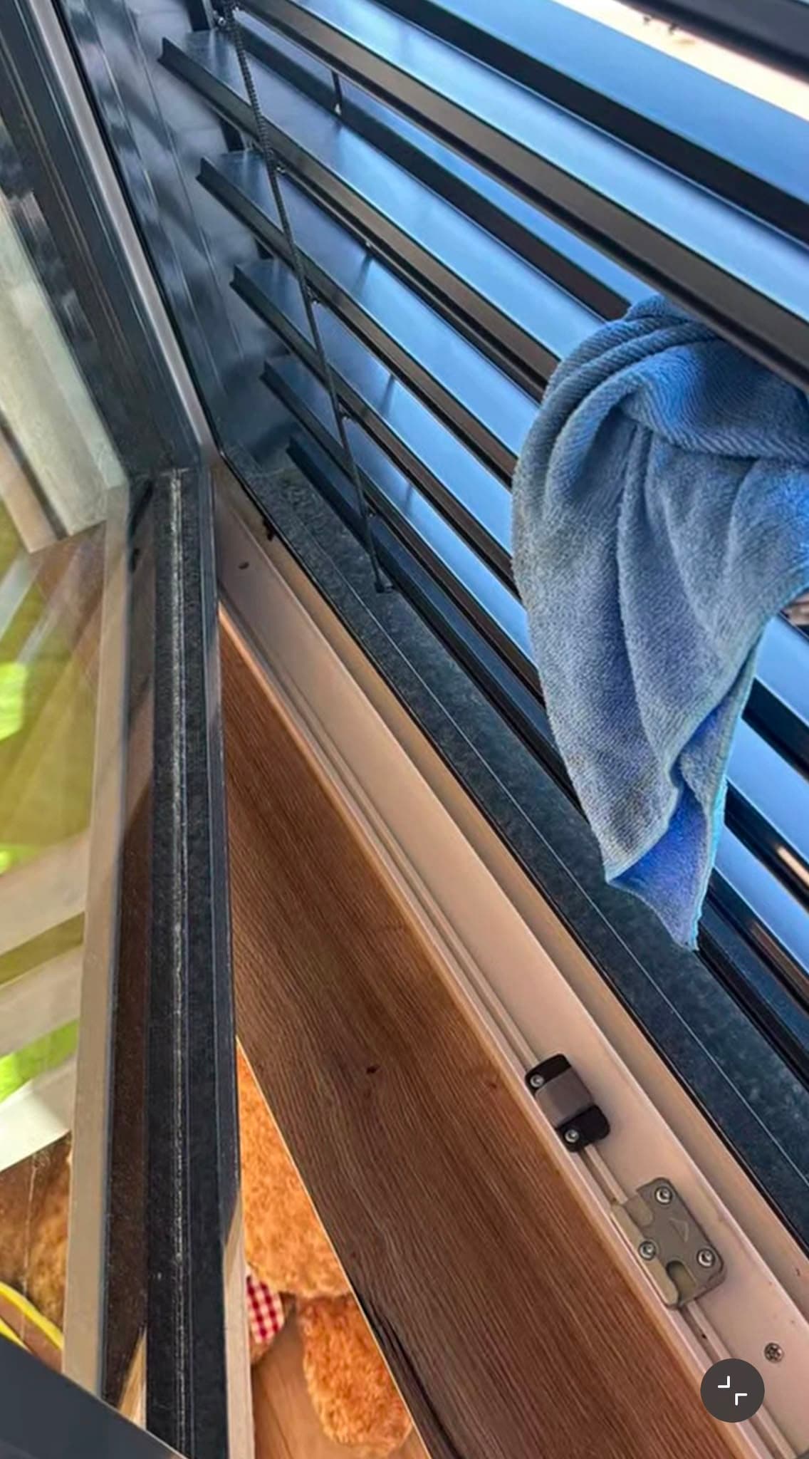 Fensterfalz und Storenlamellen von Hand gereinigt
