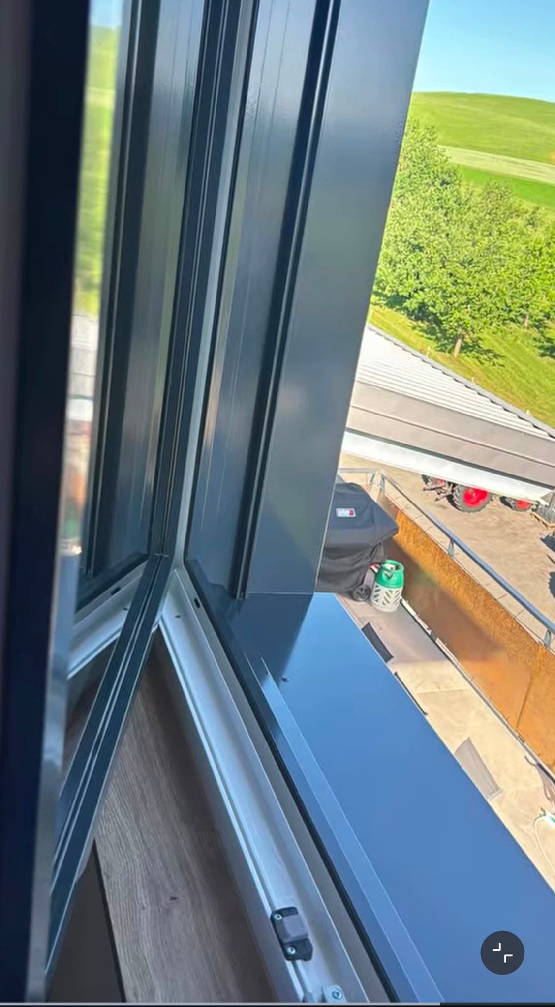 Fensterrahmen und Fensterbank streifenfrei gereinigt
